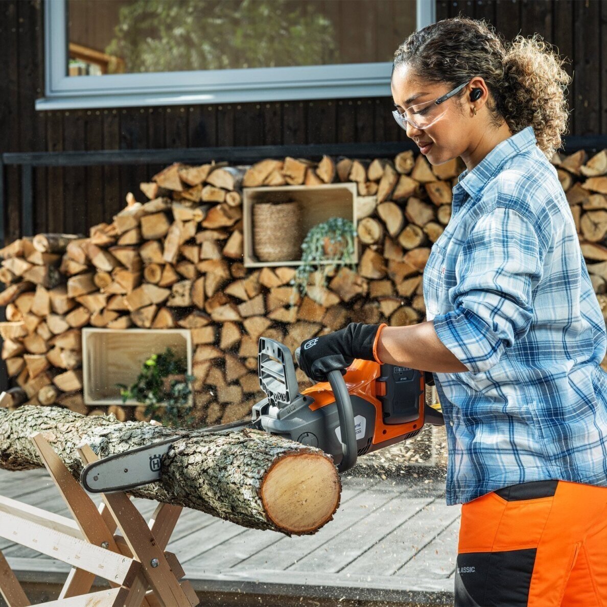 Husqvarna 230i akumuliatorinis grandininis pjūklas su akumuliatoriumi ir įkrovikliu 4 Husqvarna 230i akumuliatorinis grandininis pjūklas su akumuliatoriumi ir įkrovikliu 4