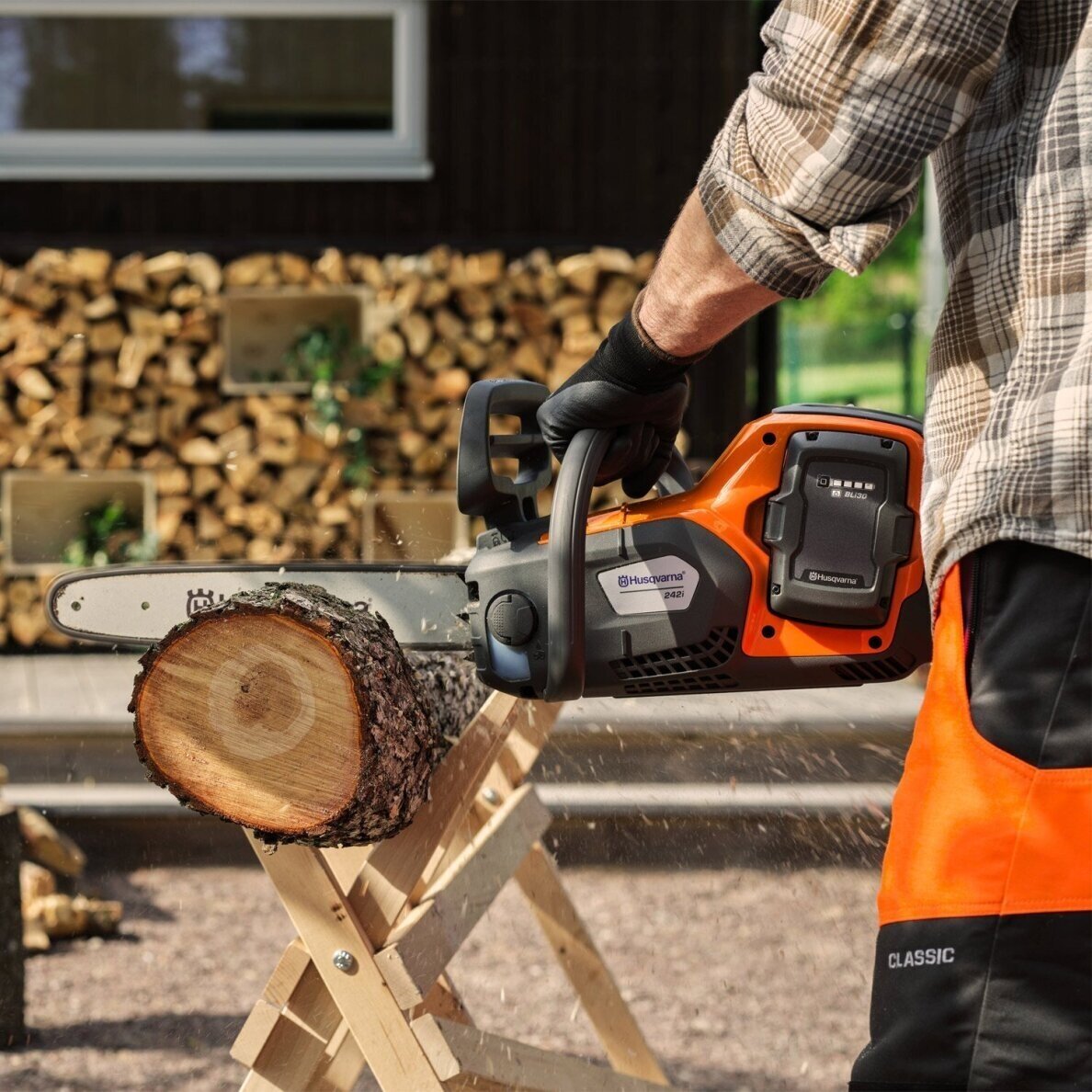 Husqvarna 242i akumuliatorinis grandininis pjūklas su akumuliatoriumi ir įkrovikliu 4 Husqvarna 242i akumuliatorinis grandininis pjūklas su akumuliatoriumi ir įkrovikliu 4