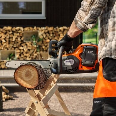 Husqvarna 242i akumuliatorinis grandininis pjūklas su akumuliatoriumi ir įkrovikliu 4 Husqvarna 242i akumuliatorinis grandininis pjūklas su akumuliatoriumi ir įkrovikliu 4
