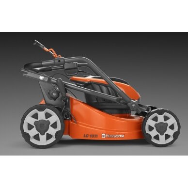 HUSQVARNA LC 137i su akumuliatoriumi ir įkrovikliu 4 HUSQVARNA LC 137i su akumuliatoriumi ir įkrovikliu 4