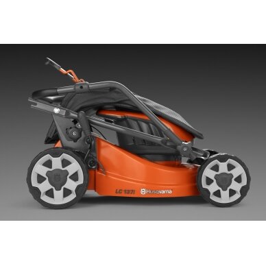 HUSQVARNA LC 137i su akumuliatoriumi ir įkrovikliu 7 HUSQVARNA LC 137i su akumuliatoriumi ir įkrovikliu 7
